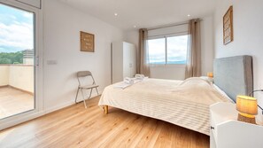 4 bedrooms, free WiFi, bed sheets
