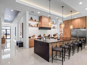 冷蔵庫、電子レンジ、オーブン、コンロ