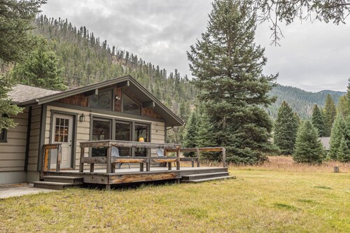 Riverfront home on Gallatin with access to Big Sky and Bozeman