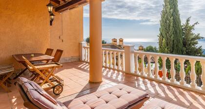 Holiday Home 'Amazing Blue Emi' with Sea Views, Pool, Barbecue & Wi-Fi