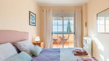 3 slaapkamers, een strijkplank/strijkijzer, gratis wifi, beddengoed