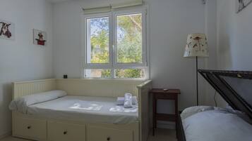 4 bedrooms, iron/ironing board, free WiFi, bed sheets