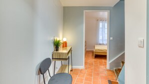 A small room with a desk, chair, and a bed. - Holiday Home 'La Reine' with Wi-Fi and Air Conditioning (Béziers)