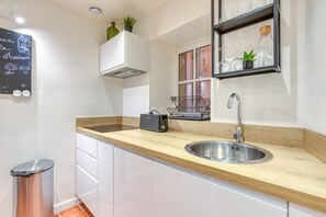 Een koelkast, een microgolfoven, een oven, een kookplaat