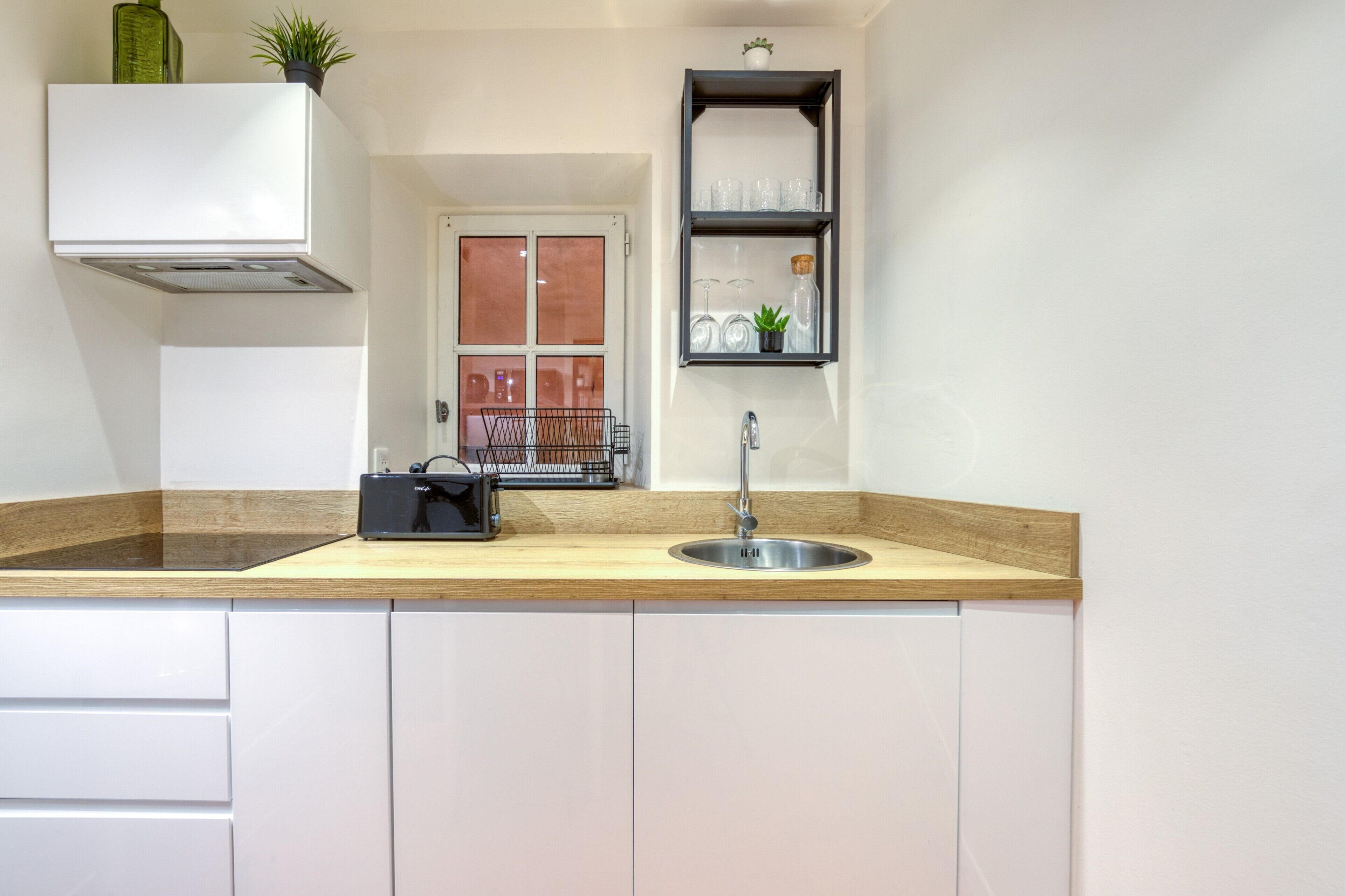 Jääkaappi, mikroaaltouuni, uuni, liesi