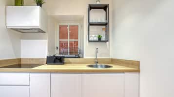 Jääkaappi, mikroaaltouuni, uuni, liesi