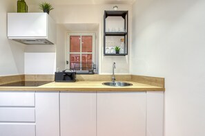 Jääkaappi, mikroaaltouuni, uuni, liesi