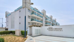 Edifici modern amb diversos balcons, cel blau clar i un cartell que diu 'Célere Duna Beach'.