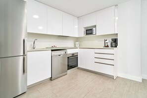 Frigorífico, microondas, horno y placa de cocina