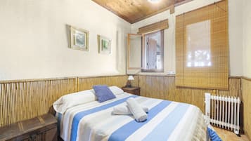 5 bedrooms, iron/ironing board, free WiFi, bed sheets