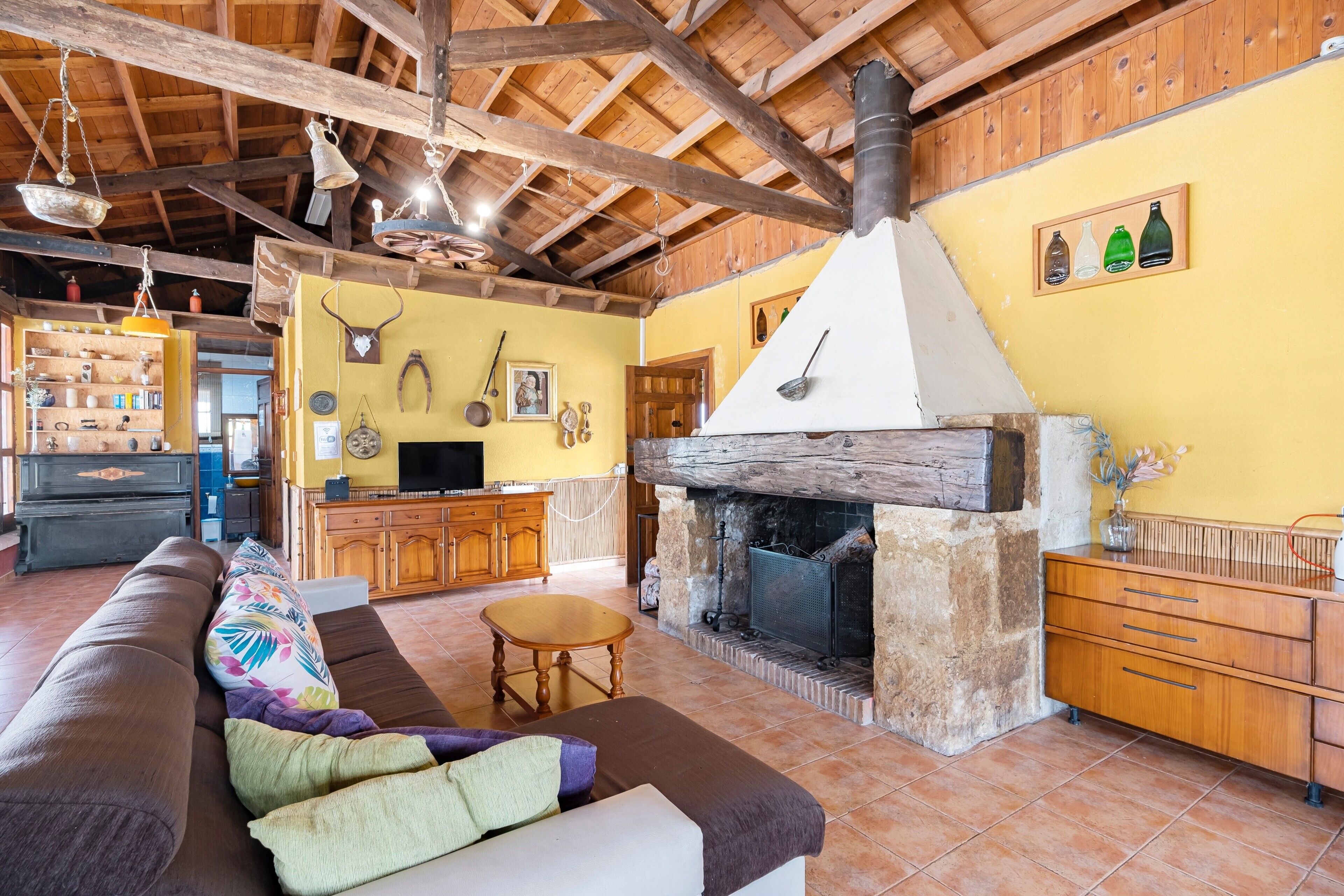 Télévision, cheminée