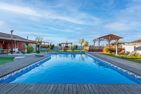 Pool. Country House 'Los Caleros' with Lake View, Private Pool and Wi-Fi