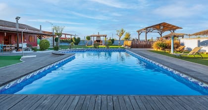 Country House 'Los Caleros' with Lake View, Private Pool and Wi-Fi