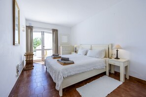 3 bedrooms, iron/ironing board, WiFi, bed sheets - CoolHouses Algarve Luz | Casa das Buganvilias (Luz)