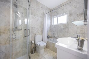 Bathroom - Casa das Buganvilias 2LBC by Coolhouses (Luz)