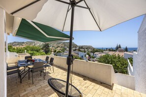 Outdoor dining - Casa das Buganvilias 2LBC by Coolhouses (Luz)