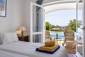 Room - Casa das Buganvilias 2LBC by Coolhouses (Luz)