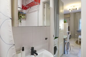 Shower, hair dryer, towels - Casa Curro — Cozy Studio with Garden Views in Baena (Baena)