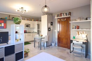 1 bedroom, free WiFi, bed sheets - Casa Curro — Cozy Studio with Garden Views in Baena (Baena)