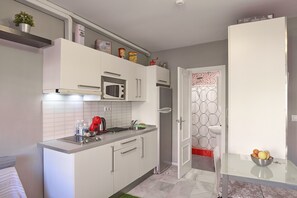 Jääkaappi, mikroaaltouuni, liesi, kahvin-/teenkeitin