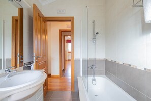 Douche, sèche-cheveux, serviettes fournies
