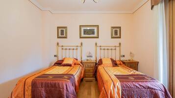 2 slaapkamers, een strijkplank/strijkijzer, gratis wifi, beddengoed