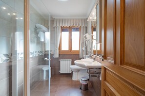 Ducha, secador de pelo y toallas