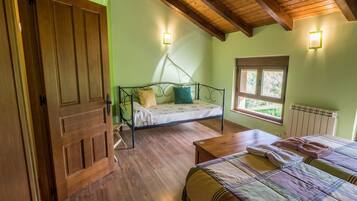 5 bedrooms, iron/ironing board, bed sheets