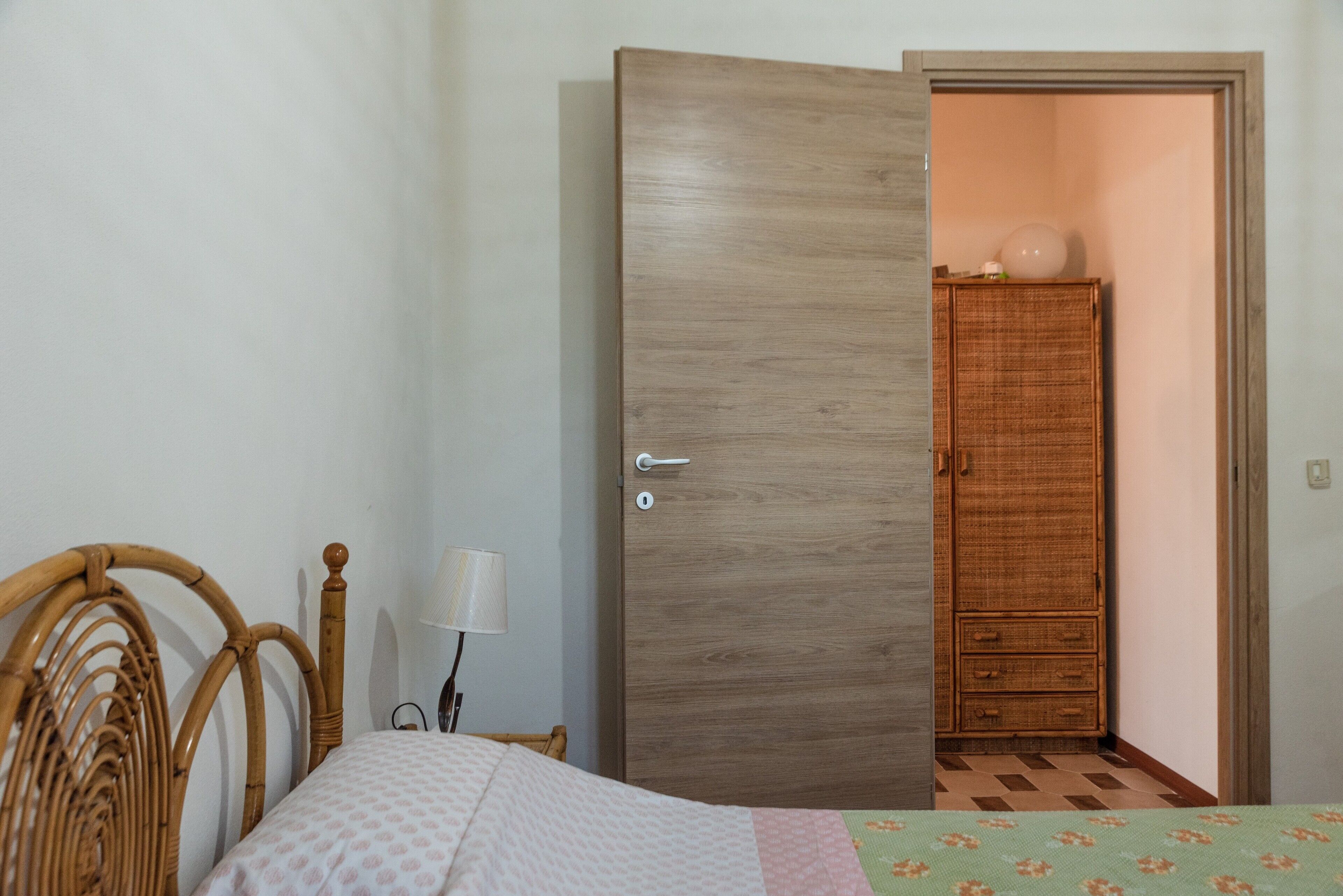 1 habitación, tabla de planchar con plancha, wifi gratis y ropa de cama 
