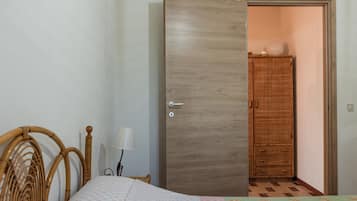 1 habitación, tabla de planchar con plancha, wifi gratis y ropa de cama