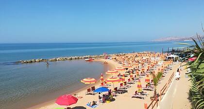 Villa 'Casa Di Elvira' with Private Terrace, Wi-Fi and Air Conditioning