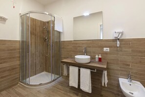 Suihku, hiustenkuivaaja, pyyhkeet