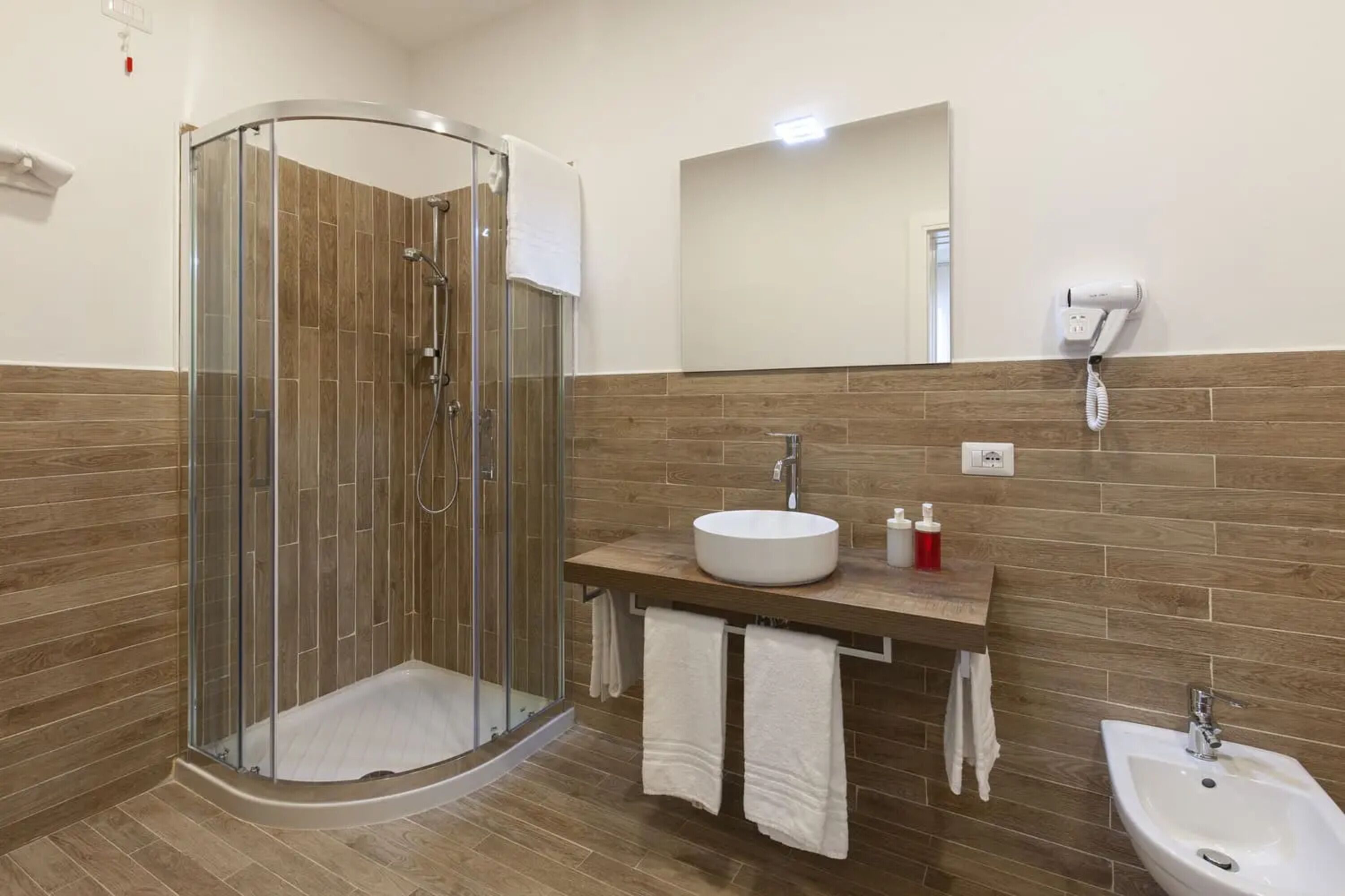 Dusj, hårføner og håndklær