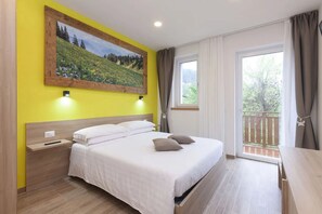 6 bedrooms, free WiFi, bed sheets - Holiday Home 'Alle Arce' with Lake View, Wi-Fi and Air Conditioning (Domegge di Cadore)