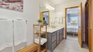 3 chambres, fer et planche à repasser, Wi-Fi gratuit, draps fournis