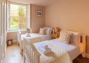 3 chambres, fer et planche à repasser, Wi-Fi, draps fournis