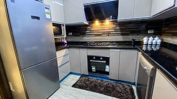 Frigorífico, microondas, horno y placa de cocina