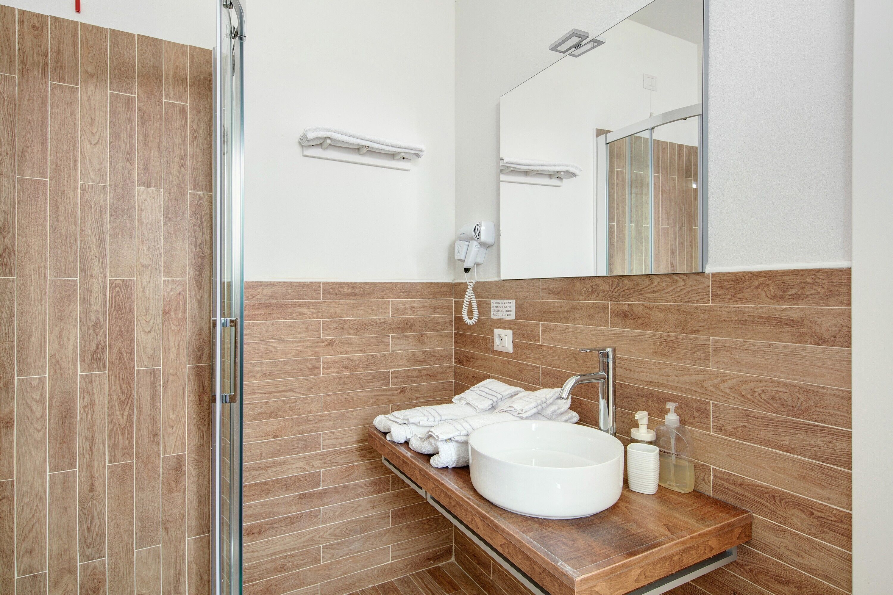 Een douche, een haardroger, handdoeken