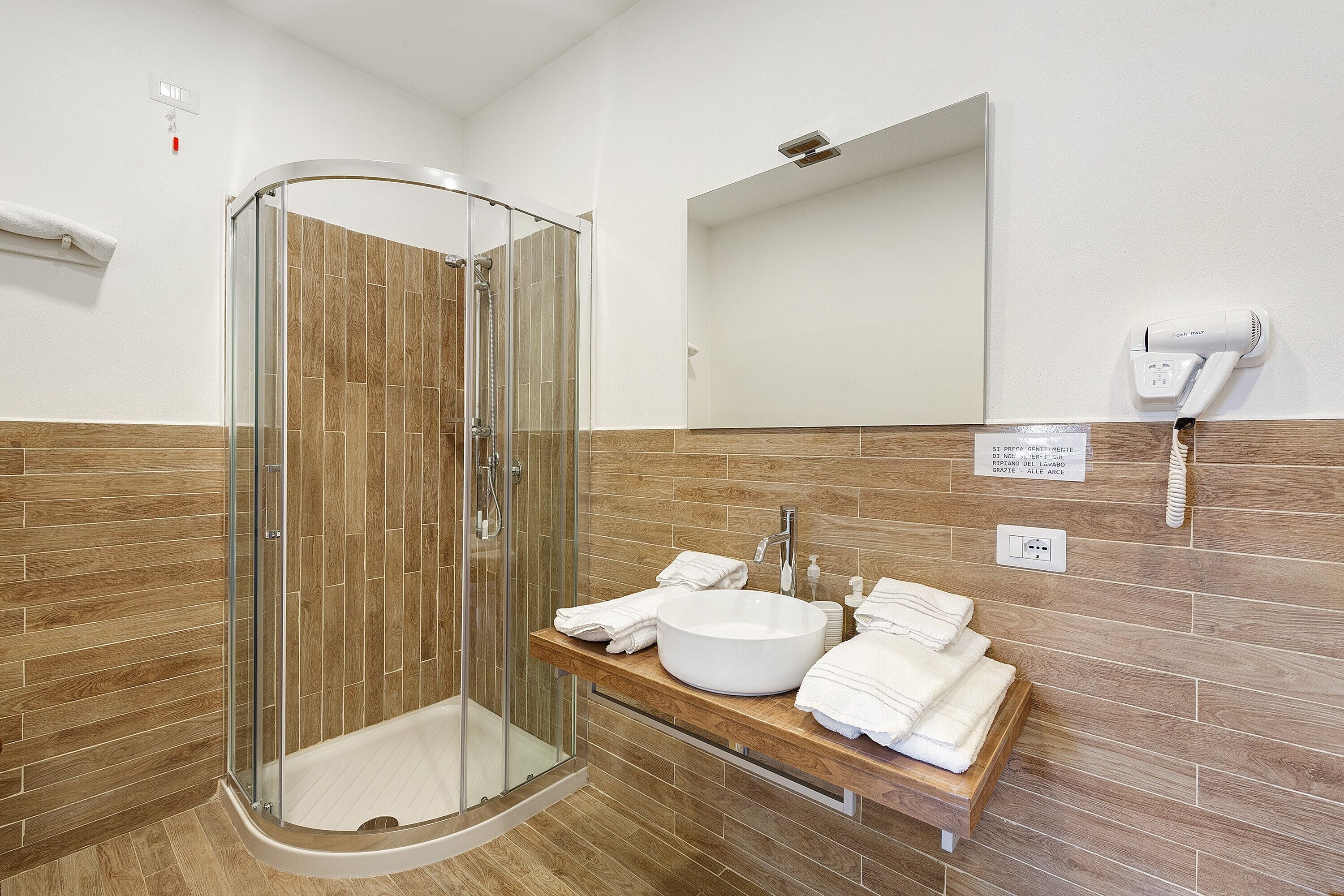 Een douche, een haardroger, handdoeken