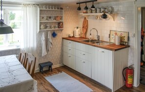 Fridge, microwave, oven, stovetop - Stunning home in älekulla with WiFi (Älekulla)