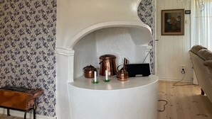 A living room with a white fireplace, a bench, and a sofa. - Stunning home in älekulla with WiFi (Älekulla)