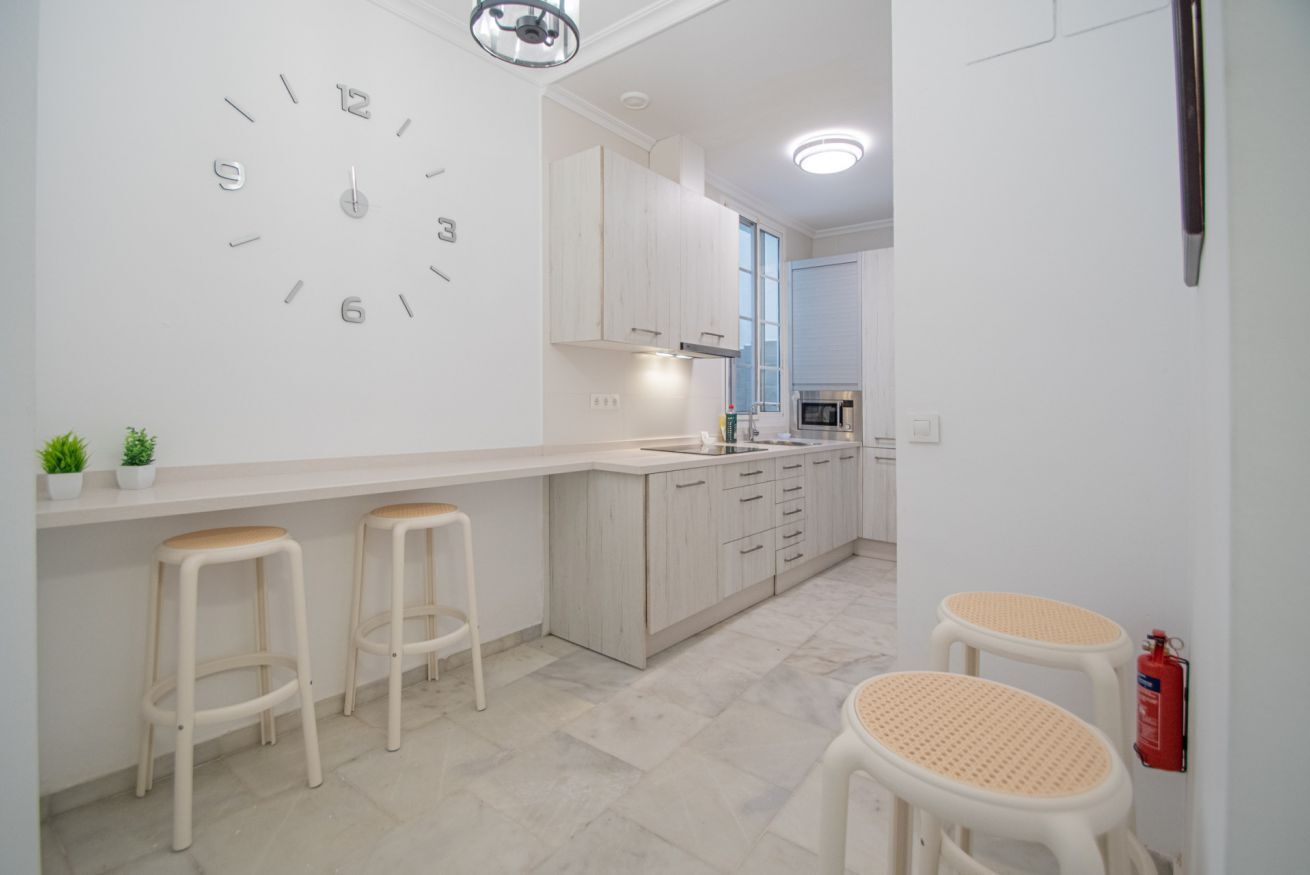 Micro-ondes, plaque de cuisson, cafetière/bouilloire, grille-pain