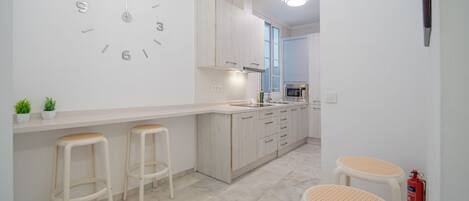 Microondas, placa de cocina, cafetera/tetera, tostadora