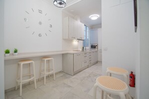 Four à micro-ondes, surface de cuisson, cafetière-théière, grille-pain