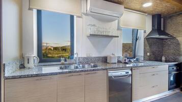 冷蔵庫、電子レンジ、オーブン、コンロ