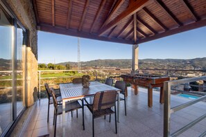 Outdoor dining - Villa 'Casa De Campo Com Vista A Montanha' with Mountain View and Air Conditioning (Sever do Vouga)