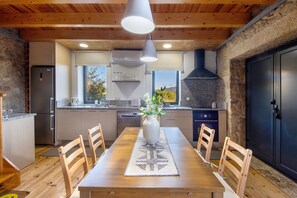 Fridge, microwave, oven, stovetop - Villa 'Casa De Campo Com Vista A Montanha' with Mountain View and Air Conditioning (Sever do Vouga)