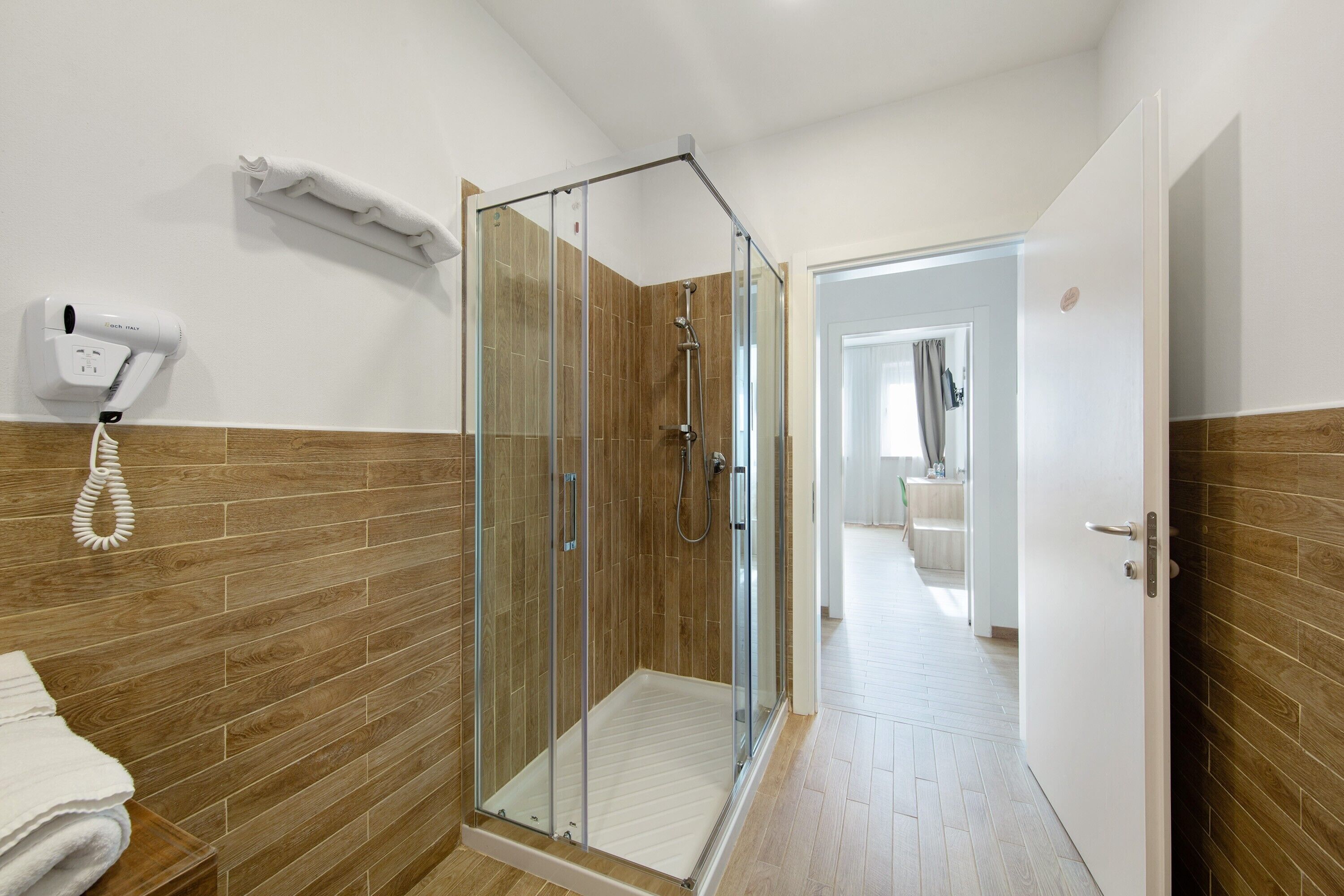 Douche, sèche-cheveux, serviettes fournies