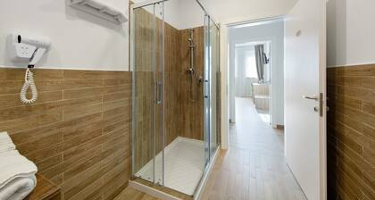 Chambre 'Camera S Verde Bagno Esterno Privat' avec vue sur lac, terrasse partagée et Wi-Fi