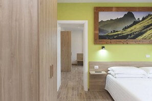 1 bedroom, free WiFi, bed sheets - Room 'Camera S Verde Bagno Esterno Privat' with Lake View, Shared Terrace and Wi-Fi (Domegge di Cadore)